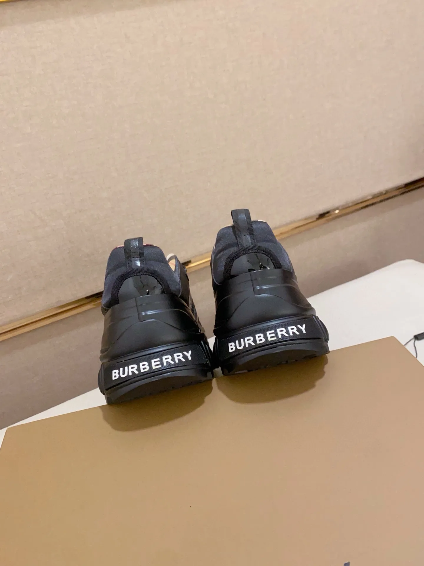 Men's shoes 💰: 640💰🇮🇹🇮🇹BURBERRY's top purchasing agents are available simultaneously at the counter. 🔍🔍Synchronized sales. Positive code number: 38-46. Italian imported cowhide, fully imported sheepskin lining, sole: original sole provided by the original factory, exclusive movable molded sole, super comfortable, original factory follow-up goods, 🔍🔍high quality, you can enter and exit the counter at will, welcome to compare